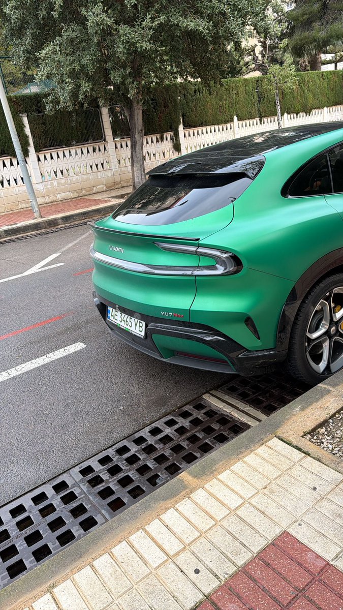 Mirad lo que acaba de avistar mi señora en nuestro barrio: un Xiaomi YU7 Max 😳 Matrícula...