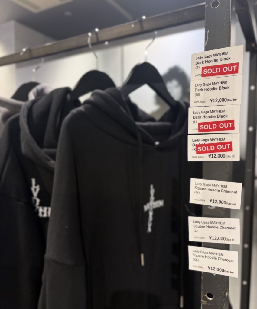 Lady Gaga MAYHEM Dark Hoodie ブラック ガガ様のポップアップ大阪行ってきた💥18時でこの感じ。Dark Hoodie