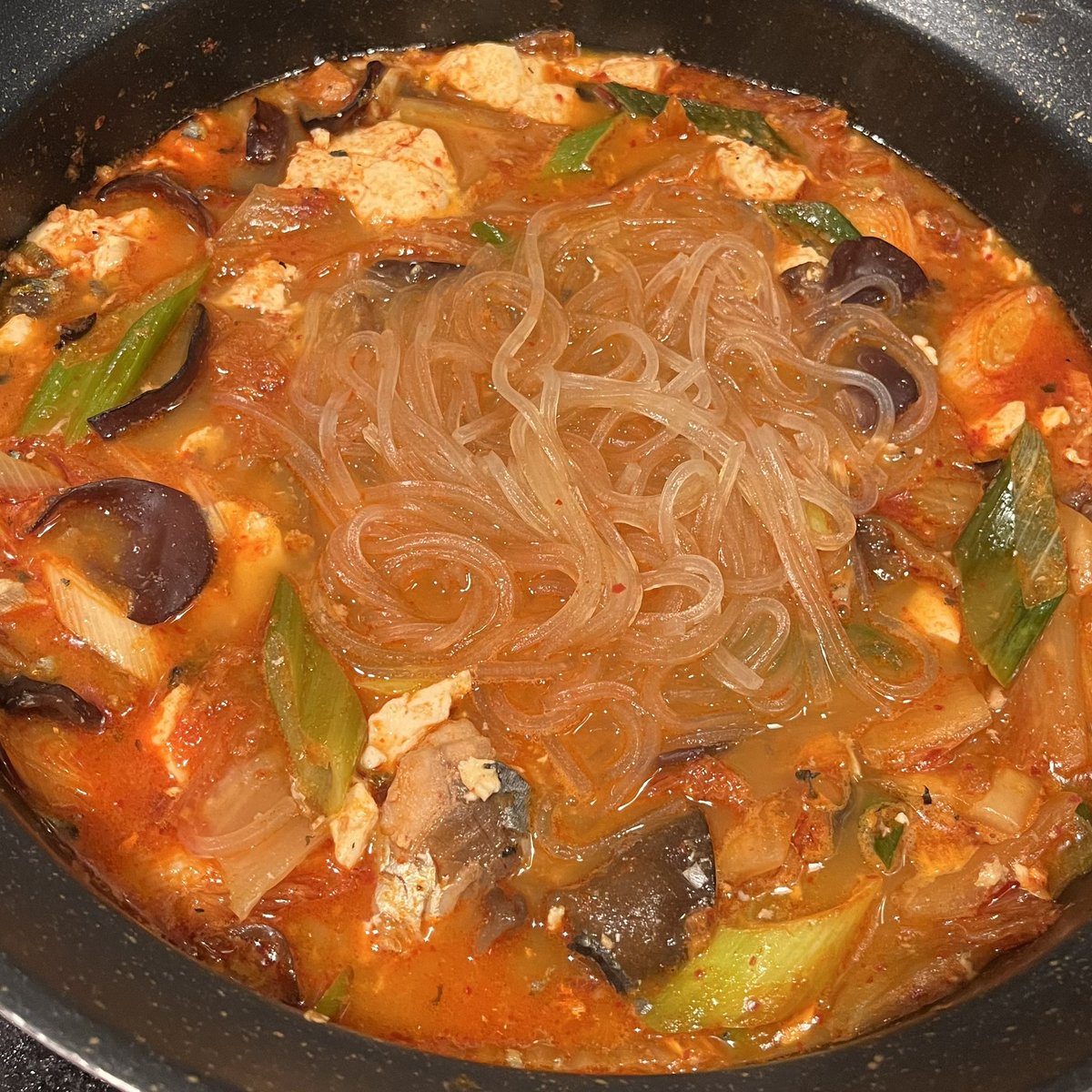 今夜はこのキムチとサバ缶でチョンゴル（鍋）にしました🐟
きくらげとマロニーちゃんを入れるのがポイントです（師匠<a href="/V6kt5RKQ3oHbEiA/">kidohe☆</a> の教え☺️）
出汁を取っておいて、最後にマロニーちゃんをゆでてONするのがおすすめ👍