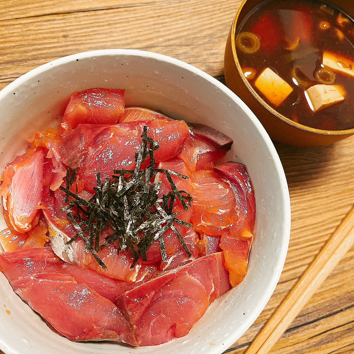 鰤とマグロの漬け丼、豆腐となめこの味噌汁。 #晩ごはん #丼に限界はあるのか