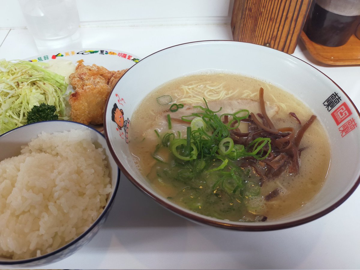 b920's tweet image. なんだかんだ言っても何か食うとなったらラーメンにしてしまう
行ける時間と金があればライブは行くよね
急に思い立って行ったもので自分のバンドのCDも告知ビラやポスターも持って行くの忘れてた💦
お疲れ様でした🙏