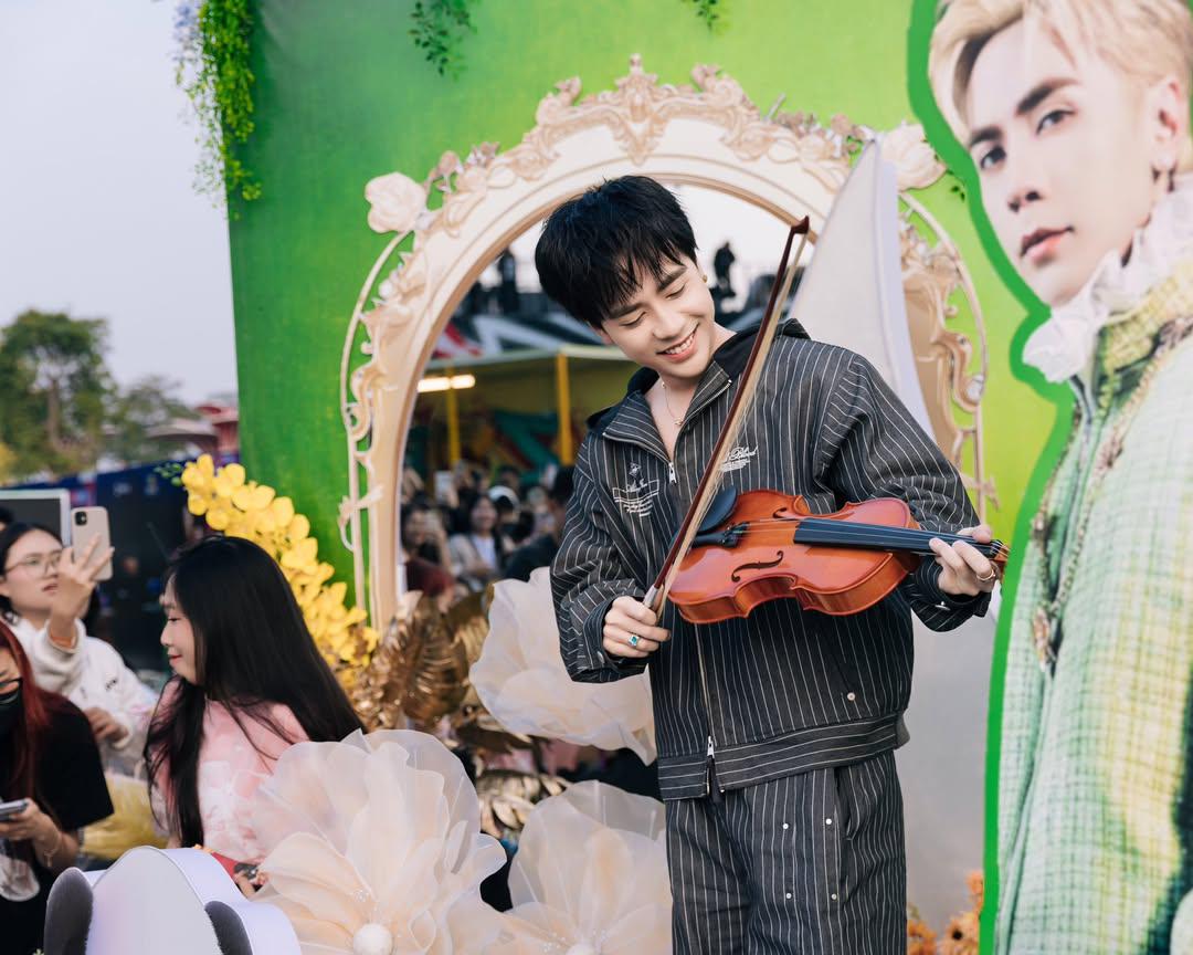 ArielNguyen15's tweet photo. Hóng set diễn tối nay của tongtai
MASTERD AT GENFEST 
#QuangHungMasterD 
#GENFestPresents 
#MBILLION https://t.co/mq4N4UZWI6