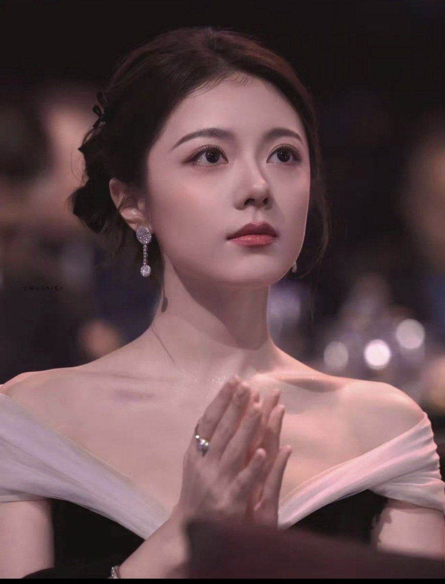 lefleurdemai's tweet photo. white swan                        black swan https://t.co/xGzdKNgRgz