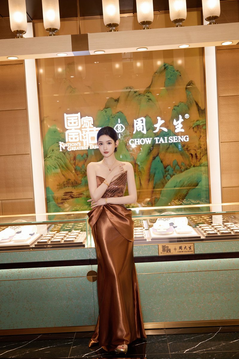 Antiqueclouds's tweet photo. 260117 #WangYuwen's studio updates (2/3),
National Treasure Feast arrives as scheduled. Join Xiaowen @/王玉雯Uvin at the #ZhouDashengNationalTreasure cultural gold product event to appreciate cultural gold products and experience the charm of a thousand years of Chinese culture. https://t.co/hIVodAEUBY