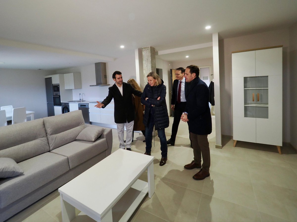 Dip_Va's tweet photo. 🏠 Proyecto ‘Viviendas en Red’ en Medina de Rioseco.
El presidente @Conrado_Iscar acompaña a la vicepresidenta de la @jcyl, @MIsabelBlanco, y al alcalde @DavidEsteban_R en la visita.
👉🏼 La Diputación colabora a través del Plan V en la financiación del mobiliario.
♿️ Viviendas accesibles para cuidados en red en el medio rural.