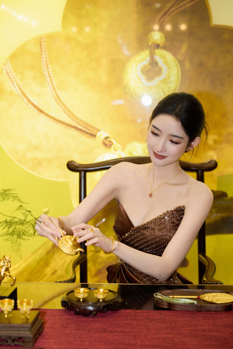 Antiqueclouds's tweet photo. 260117 #WangYuwen's studio updates (3/3),
National Treasure Feast arrives as scheduled. Join Xiaowen @/王玉雯Uvin at the #ZhouDashengNationalTreasure cultural gold product event to appreciate cultural gold products and experience the charm of a thousand years of Chinese culture. https://t.co/C48j6y8gQX
