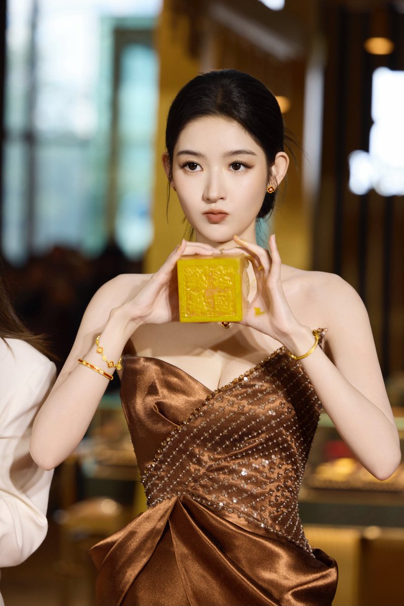 Antiqueclouds's tweet photo. 260117 #WangYuwen's studio updates (3/3),
National Treasure Feast arrives as scheduled. Join Xiaowen @/王玉雯Uvin at the #ZhouDashengNationalTreasure cultural gold product event to appreciate cultural gold products and experience the charm of a thousand years of Chinese culture. https://t.co/C48j6y8gQX