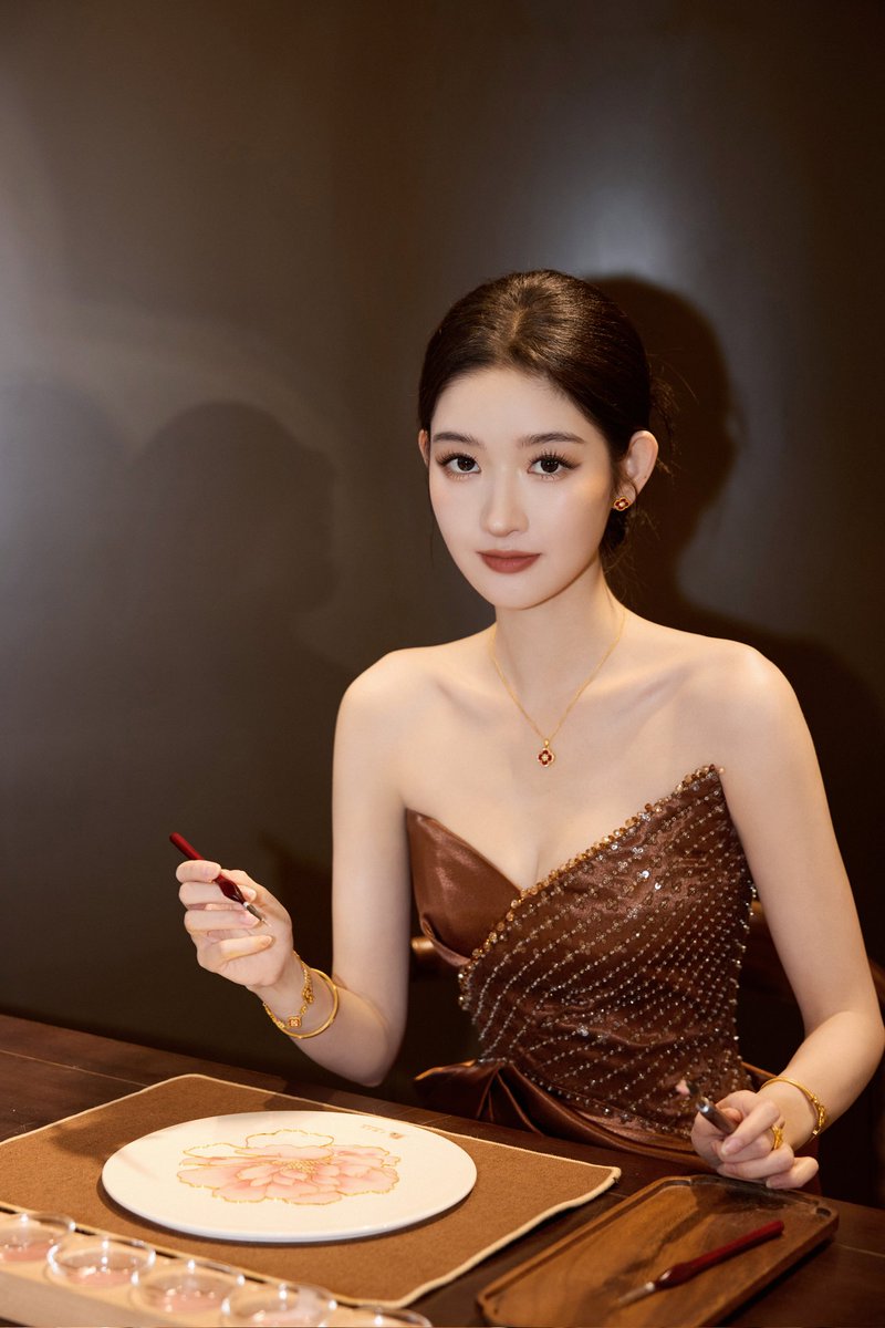 Antiqueclouds's tweet photo. 260117 #WangYuwen's studio updates (3/3),
National Treasure Feast arrives as scheduled. Join Xiaowen @/王玉雯Uvin at the #ZhouDashengNationalTreasure cultural gold product event to appreciate cultural gold products and experience the charm of a thousand years of Chinese culture. https://t.co/C48j6y8gQX