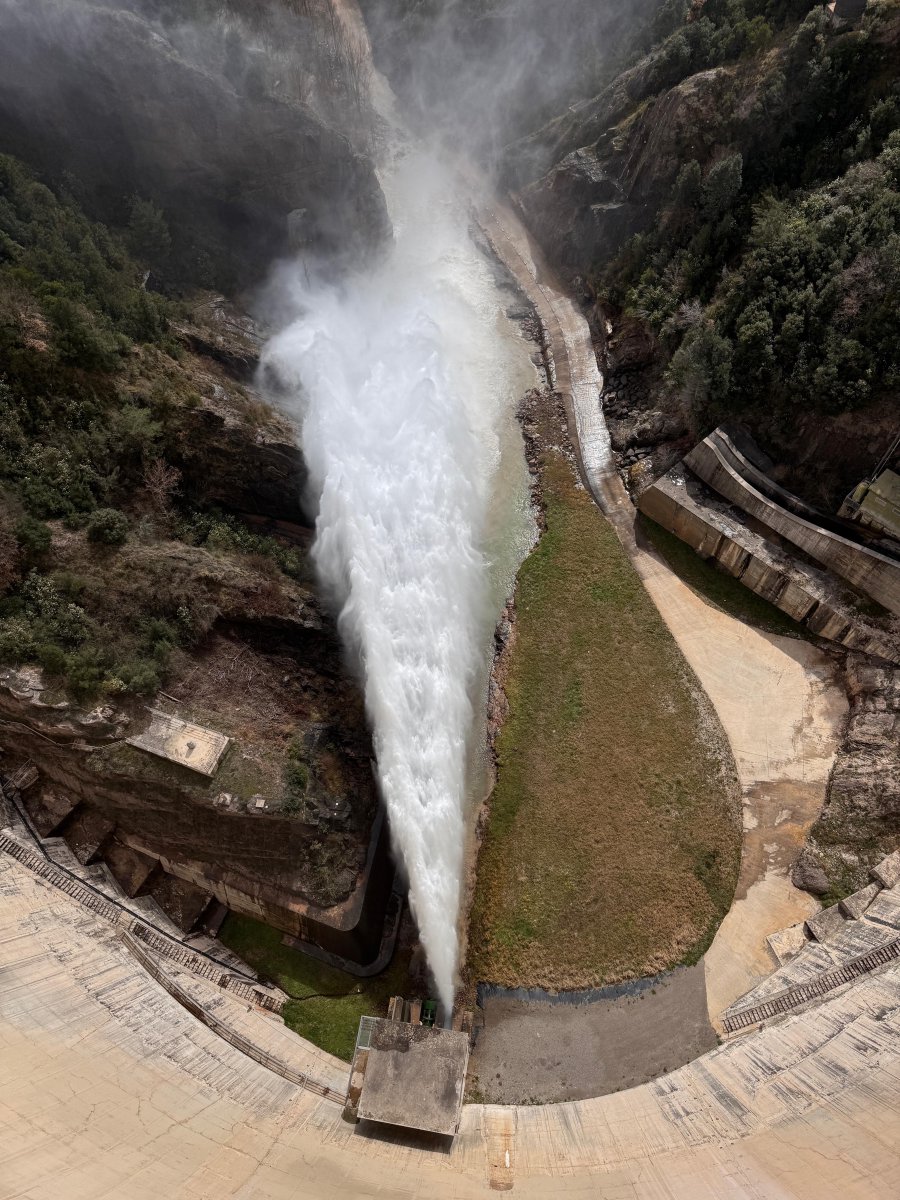 #Actualització a les 13:00 de l’alliberament d’aigua dels #embassaments de conques internes.

⬆️Sistema #Ter: de 60 a 75 m3/s
🟰#Baells: 5 m3/s
🟰#Darnius #Boadella: 5 m3/s
⬆️ #Foix: Es passa de 0,3 a 1,5 m3/s

#Precaució. Eviteu apropar-vos a les lleres.