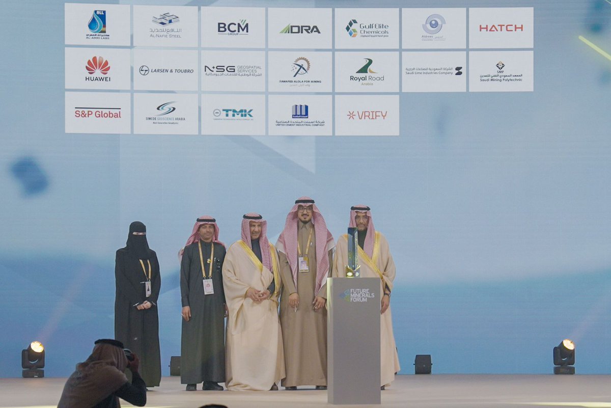 تشرف المعهد بتكريم معالي الأستاذ بندر الخريف وزير الصناعة والثروة المعدنية ، ومعالي المهندس خالد المديفر نائب الوزير لشؤون التعدين، تقديرًا لرعاية المعهد ومساهمته في مؤتمر التعدين الدولي 2026، بما يجسّد الدعم المتواصل لقطاع التعدين، وتمكين الكفاءات الوطنية، وتعزيز الشراكات