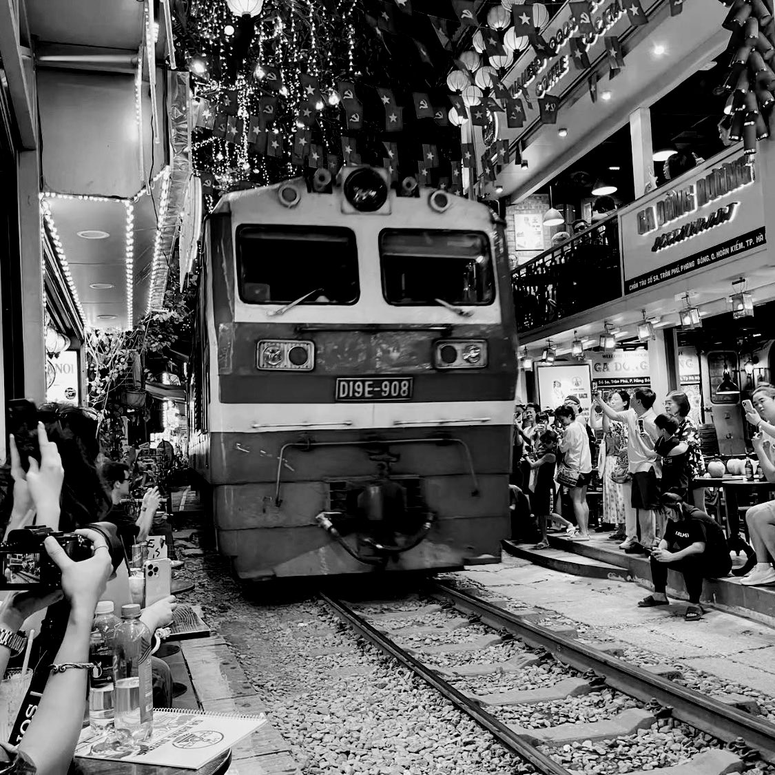 📍 Hà Nội, VN.

Si Anta butuh beauty sleep habis mendaki, so it's just two of us. The last evening in this place, konsepnya dangerous honeymoon (film Crayon Shinchan).