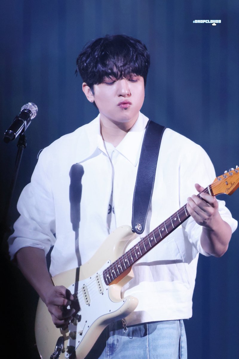 dropcloud9's tweet image. 260117 
생축🎸

#성진 #DAY6 #SUNGJIN
