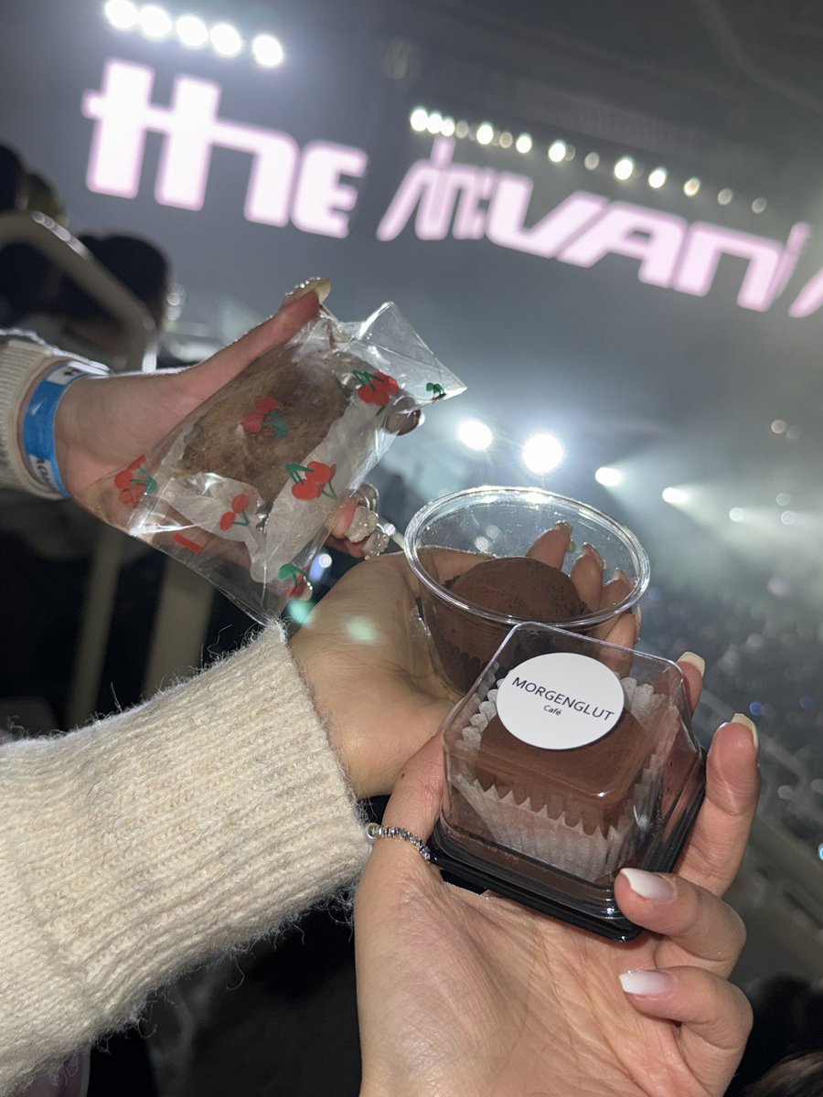 쇼케이스에 왔어용 두쫀쿠를 선물 받았어용!!