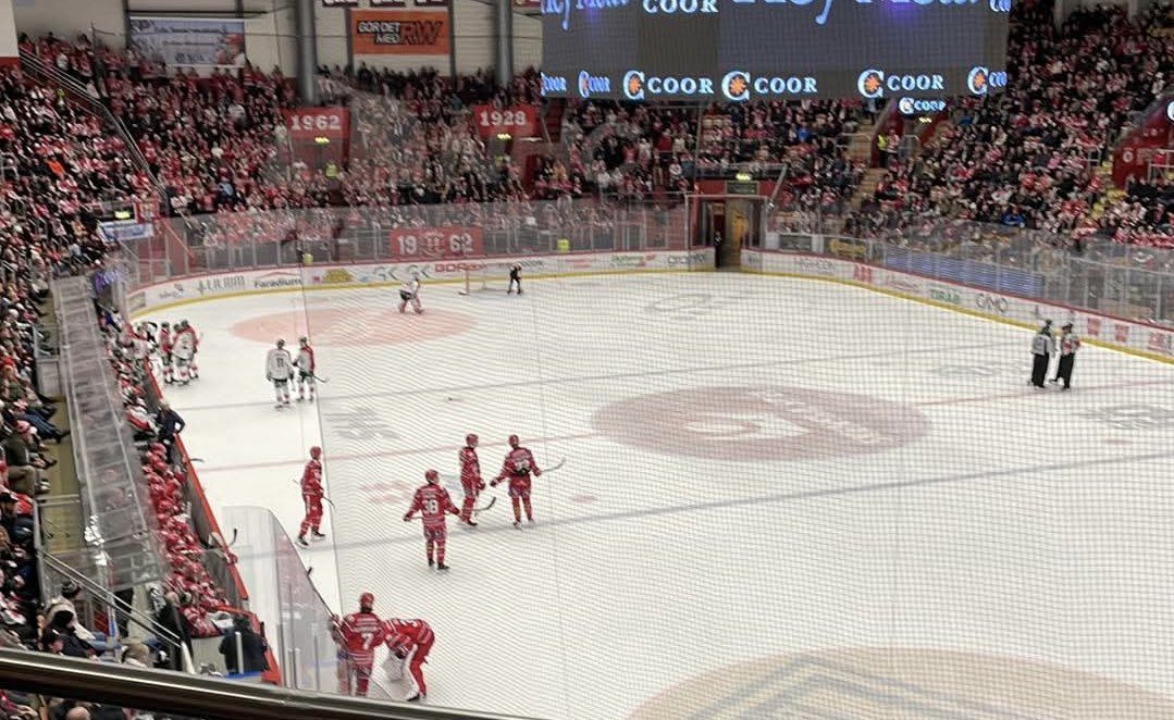 ”Inget Timrå, inget guld. Grattis grabbar!” De tre rödvita JVM-spelarna och materialförvaltaren gratulerades till guldet inför nedsläpp mot VF. #timraik