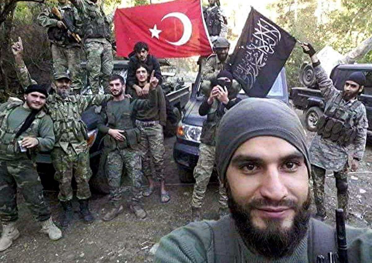 ShemaNews's tweet photo. Tek bir fotoğraf çok şey anlatıyor. Terörizmin kökenlerini ve Ortadoğu'yu kasıp kavuran süregelen istikrarsızlığı mükemmel bir şekilde özetliyor. #Terörizm #Türkiye #TürkiyeGözlemleri #Halep #KürtlerAlarmda https://t.co/BMOXPYS81A