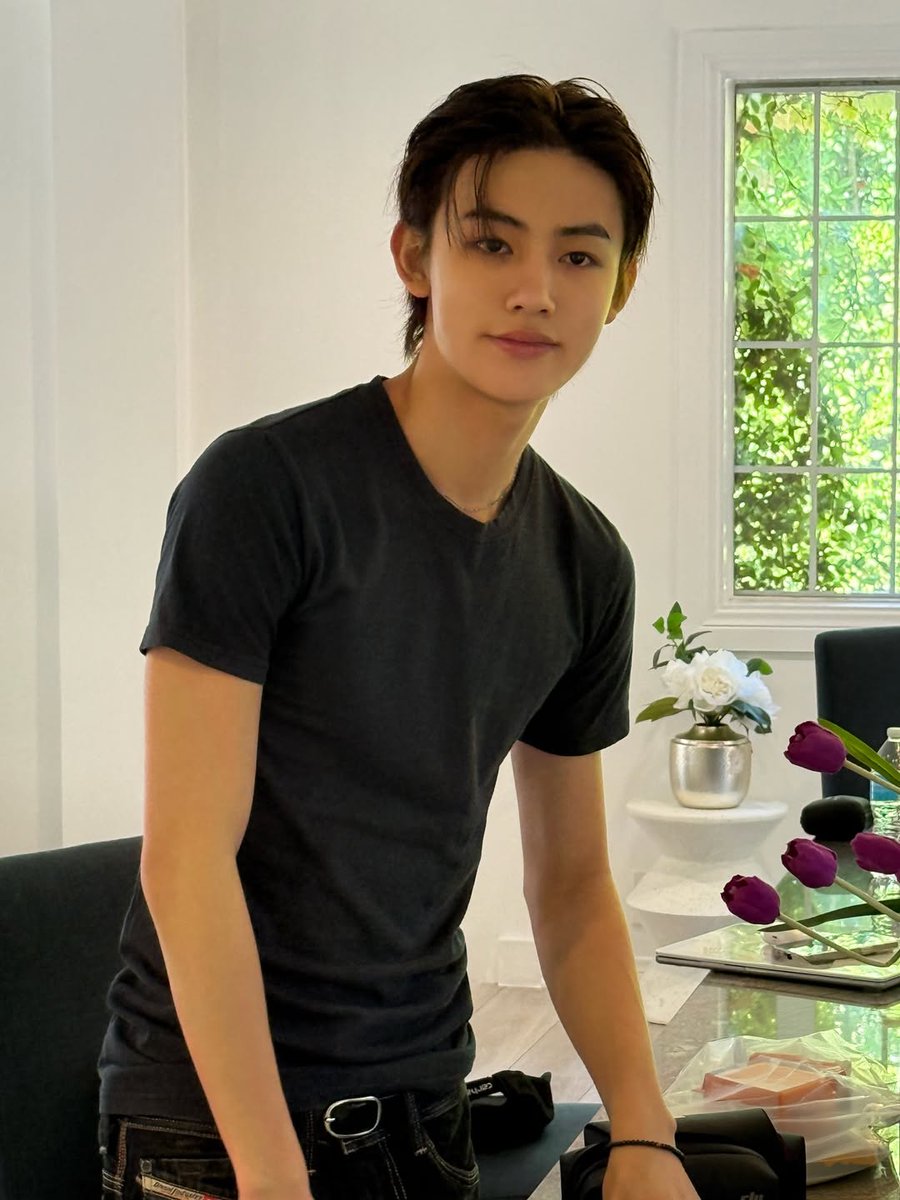 Seozghyeon's tweet image. Throwback to random LA moments. 🌴💥