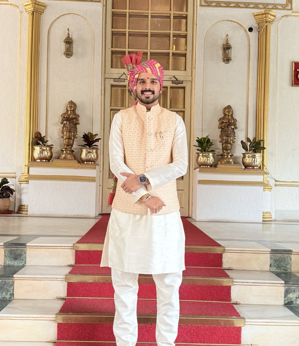 MayankSharmaM17's tweet photo. राजभवन, भोपाल में मध्यप्रदेश के माननीय राज्यपाल महोदय के सान्निध्य में 🇮🇳
इस सम्मानित अवसर का साक्षी बनने का सौभाग्य प्राप्त हुआ।

#GovernorOfMP #RajBhavan #Bhopal #MadhyaPradesh #VBYLD2026 #MayankSharmaMK https://t.co/HvOYwxrtdx