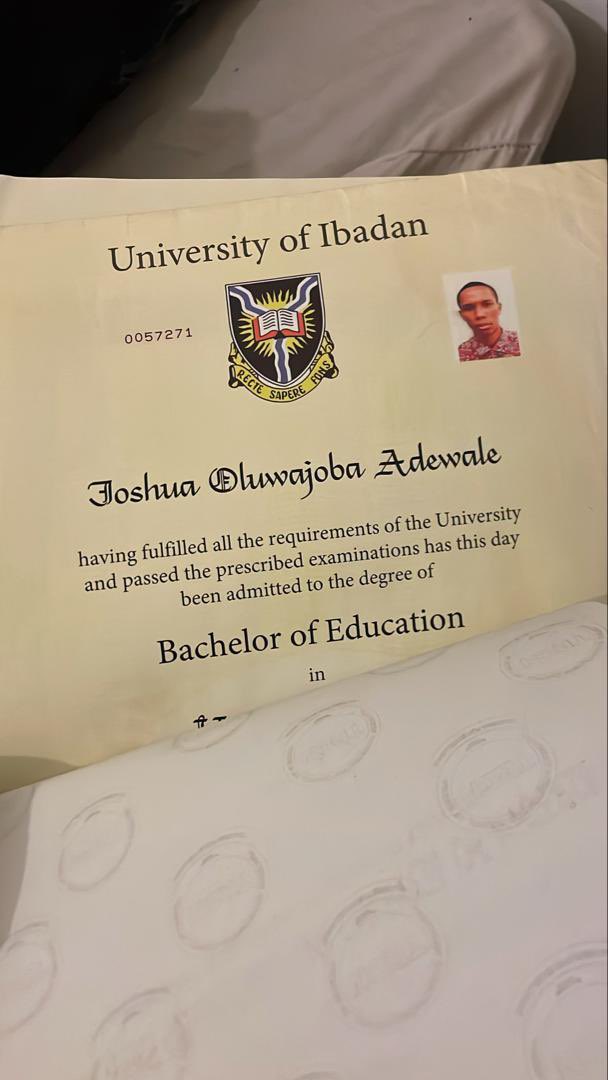 itsofficiallarz's tweet photo. Please help 🙏
My friend arrived in the UK yesterday via Manchester Airport and mistakenly picked up the wrong black suitcase.

We’re looking for Joshua Oluwajoba Adewale, University of Ibadan graduate. A certificate with his name was found in the bag.

A missing luggage report has been filed. Please RT to reach him.