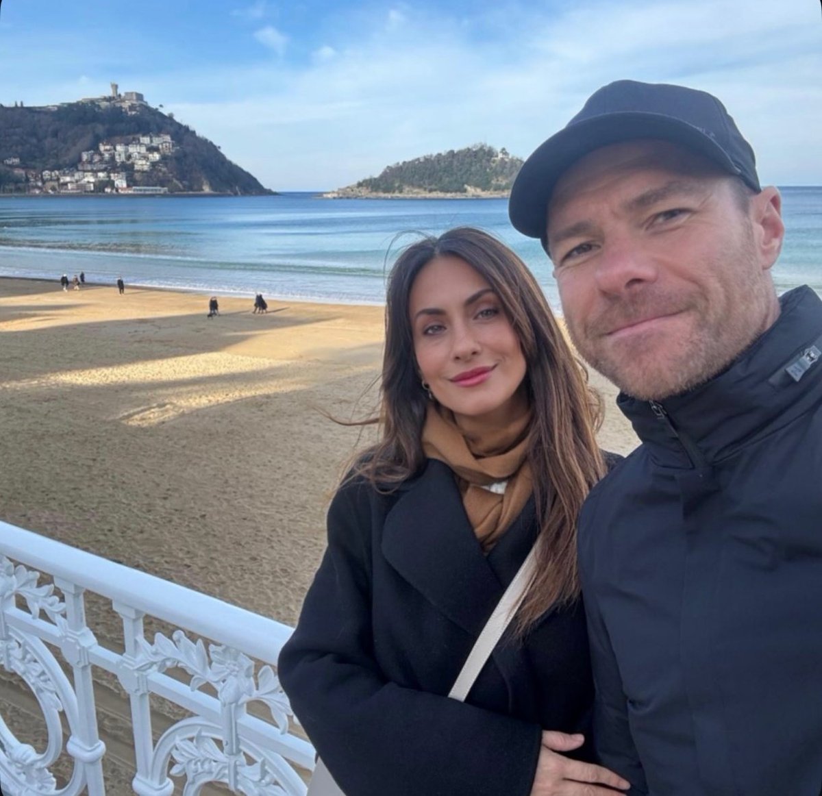 AdriRM33's tweet photo. Xabi Alonso disfrutando de sus vacaciones.

😍👏🏻 https://t.co/Bm6e6a3gAg