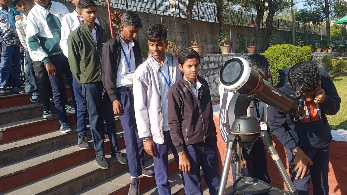 rscbhopal's tweet photo. सूर्य धब्बों का दूरबीन द्वारा सुरक्षित अवलोकन
दिनांक: 17/01/26
Safe telescopic observation of Sun spots
Date: 17/01/26

@MinOfCultureGoI 
@ncsmgoi 
@NSCMumbai 
@gssjodhpur 
@Rao_InderjitS 
@PIB_India 

#skyobservationprogram
#ExploreTheUniverse
#space
#mystery https://t.co/6lLbQhVEQi