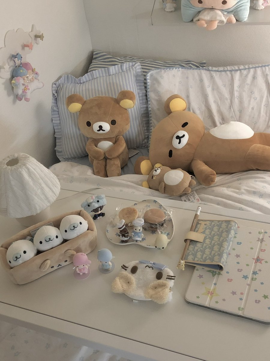 8_8000000's tweet image. 주말은 역시 전기장판 위에서
좋아하는 캐릭터 잔뜩 두고
맛난 거 먹으며 다꾸 힐링해야지🪽🩵