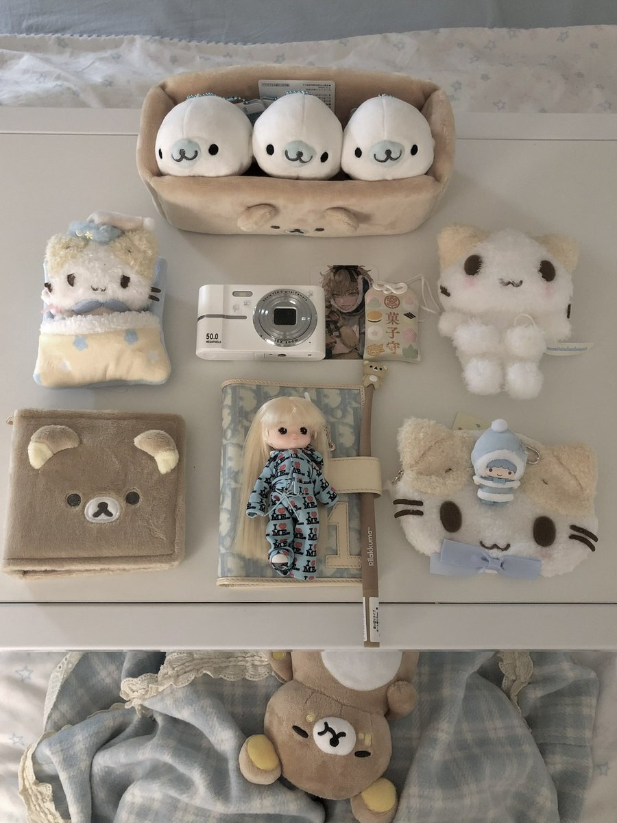 8_8000000's tweet image. 주말은 역시 전기장판 위에서
좋아하는 캐릭터 잔뜩 두고
맛난 거 먹으며 다꾸 힐링해야지🪽🩵