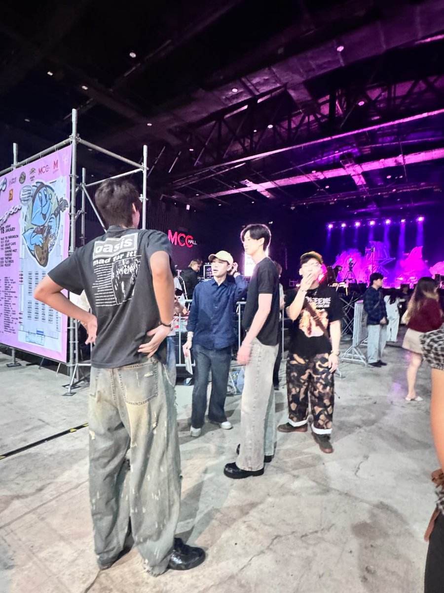 nalahiro's tweet image. jauh amat jaraknya lagi social distancing kah?

#dewtee #malming