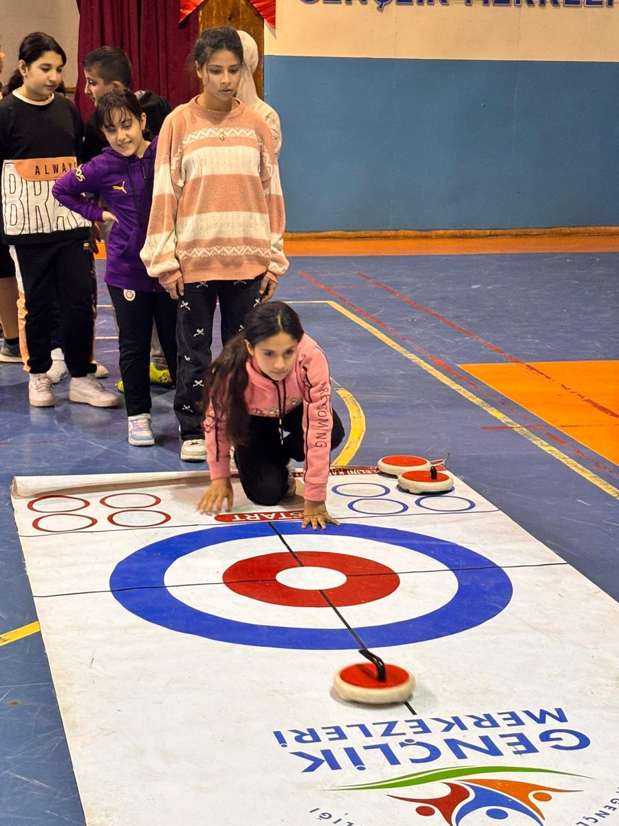 Strateji, denge ve takım ruhu bir arada 🎯
Gençlerimizle Floor Curling etkinliğinde hem eğlendik hem odaklanmayı ve iş birliğini güçlendirdik.

Sporun her haliyle hareket etmeye devam! 🥌

#FloorCurling 
#GençlikSpor 
#TakımRuhu

<a href="/OA_BAK/">Dr. Osman Aşkın Bak</a>
<a href="/gencliksporbak/">Gençlik ve Spor Bakanlığı 🇹🇷</a>