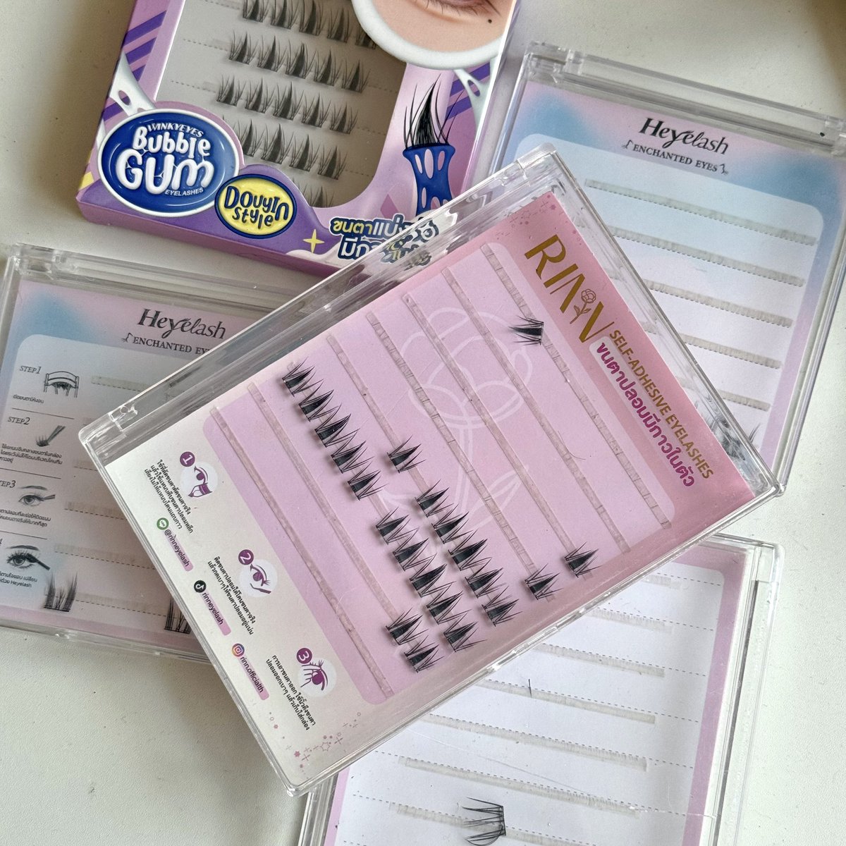 morpormorpaeng's tweet image. วงการขนตาปลอมแบบมีกาวในตัว ขอบคุณใครก็ตามที่ผลิตสิ่งนี้ขึ้นมา ทั้งง่ายด้วยสวยด้วย ติด 10 วิเสร็จจบ คือแทบจะเลิกปัดมาสคาร่าละเอาจริง 55555555