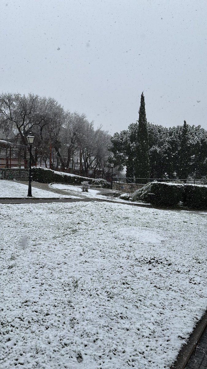 iker_gon's tweet photo. Qué bonita mañana para pasear y disfrutar! #colmenarviejo #nieve @carlosweder_ https://t.co/oOtIBxqcWY