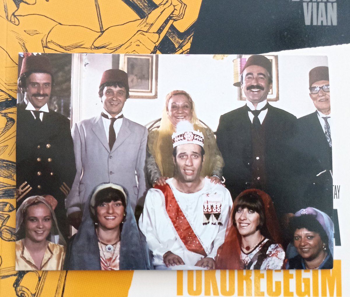 - Şaban
- Ne
- Hüsam'a bak
- Baktım Hüsam'a 
- Nigar'a fena sulanıyor
- Evet, Nigar'da ona kıvırıyor
- Aralarında bişey mi var yoksa
- Olabilir