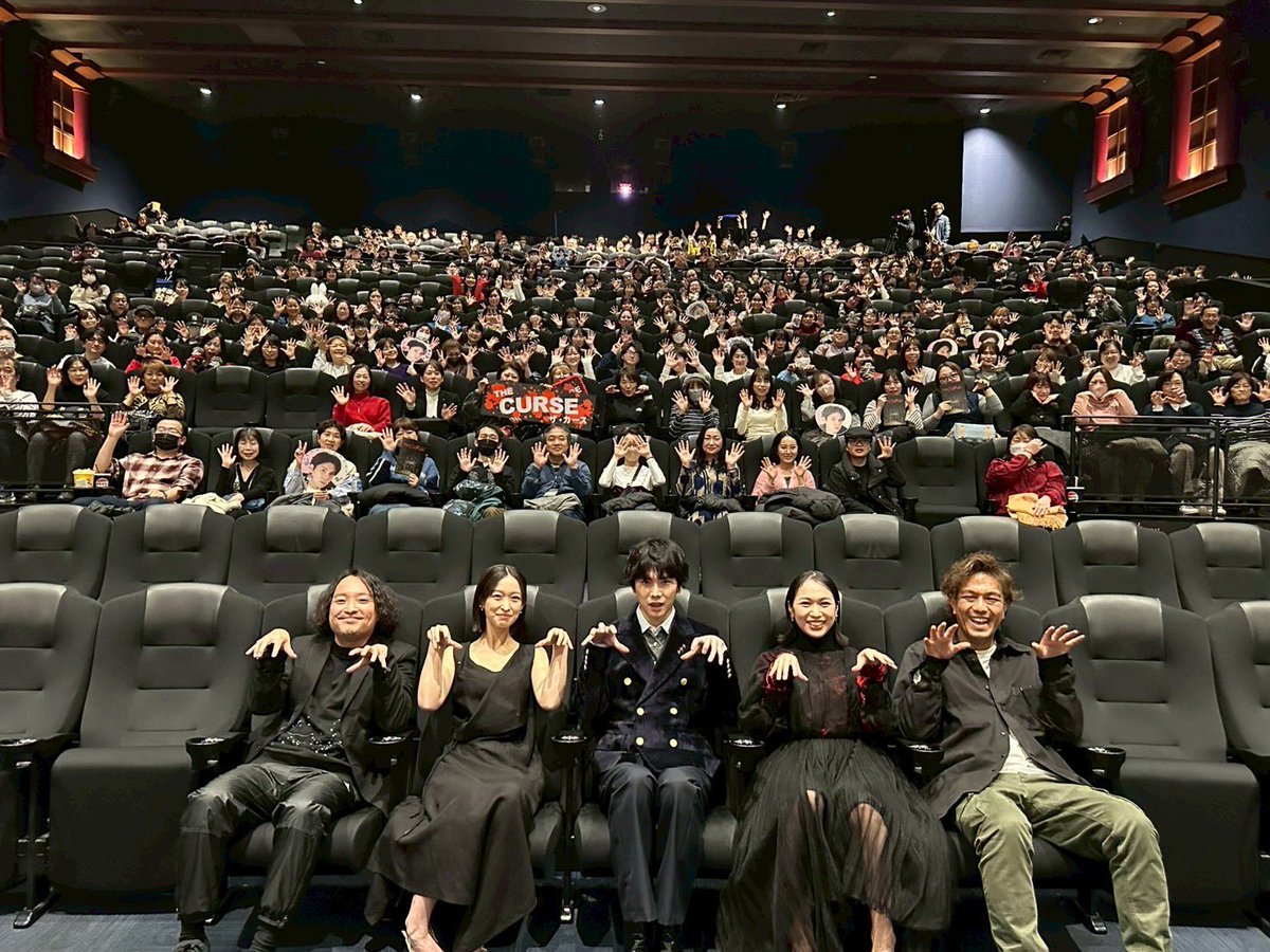 the_curse_movie's tweet image. ꒷꒦꒷ 『#ザ・カース』꒷꒦꒷
⠀
本日、公開記念舞台挨拶が無事終了しました！
⠀
#海津雪乃 さん、#YU さん、#詩歩 さん、#宇賀那健一 監督登壇が登壇し、撮影秘話などたくさんお話しいただきました✨
⠀
ご来場いただいた皆様と、最後に客席バックで記念撮影📸
皆様ありがとうございました。…
