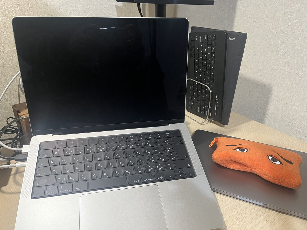 以前購入したMacは2019年製

今回買ったのは最新製。
ともなればセキュリティも様変わり。
録音環境の設定に半日を費やしたのです。

そんな中、このオーディオインターフェースがまだ使えることが嬉しい。
コロナ禍の助成金10万円に感謝。

ニューMacサクサク動作！