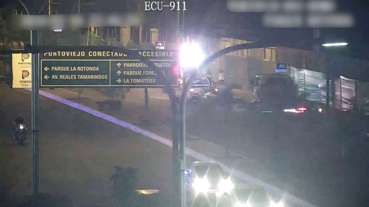 📍#Portoviejo 

Anoche, a las 22:22, mediante cámara de #VideovigilanciaECU911 se visualizó un siniestro de tránsito entre un vehículo liviano y una motocicleta. 

El incidente se registró en la avenida José Urbina. 

Desde el <a href="/ECU911_/">ECU 911</a> se coordinó la atención a la emergencia con