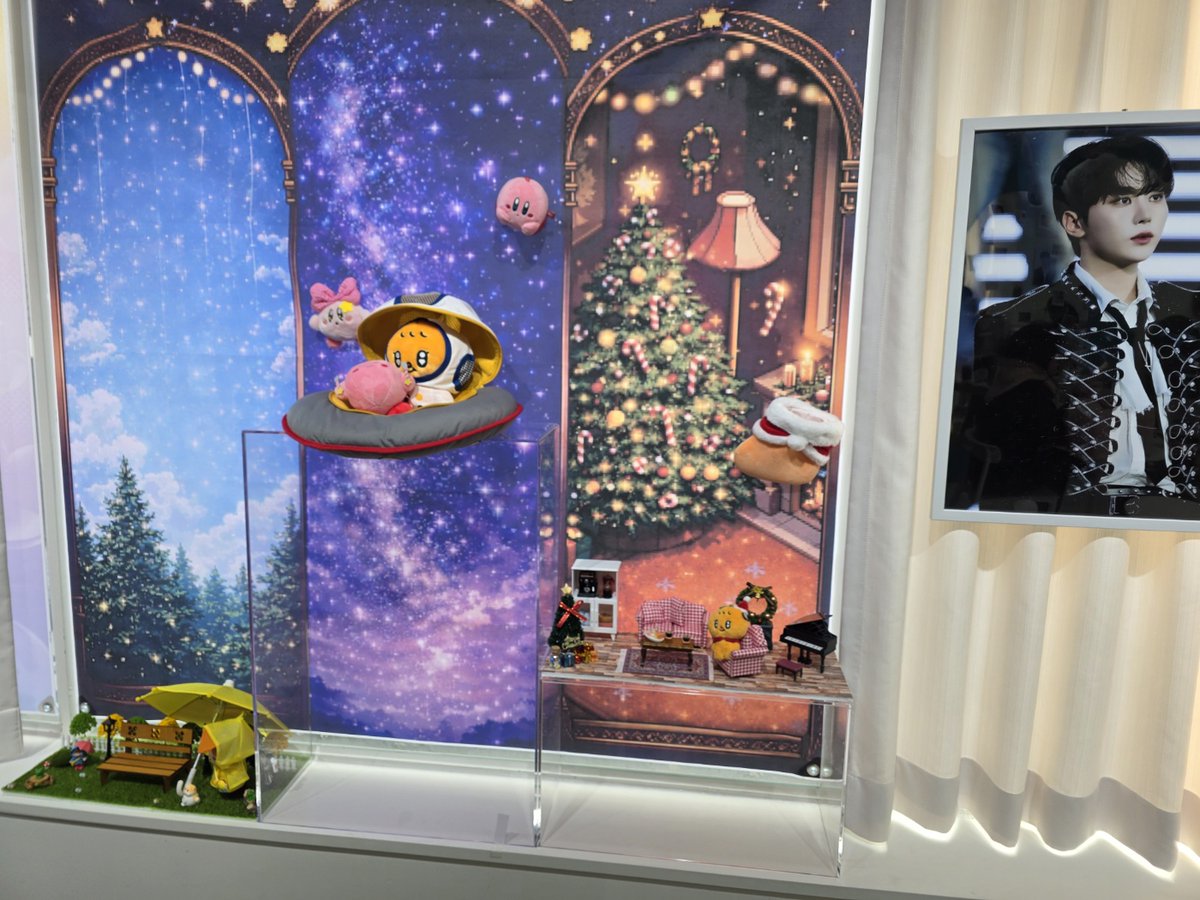 📌Tangerine Drops(한날한빛)

인형을 두고 사진 찍을 수 있는 포토존이 구성되어있어 너무 좋았다. 카페 안쪽에 커튼을 열고 들어가면 콘서트 솔로곡 영상을 집중하며 감상 할 수 있었다.  
#귤비가_쏟아지네요 #BOOMadeMeLoveTheDay