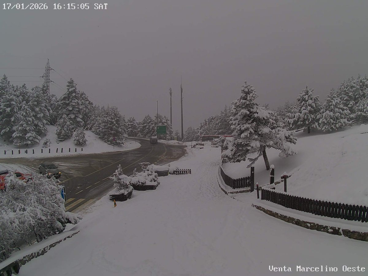 Muy interesante la nevada que está teniendo lugar en la Sierra desde esta madrugada. Espesores que se reportan hasta de 30cm de nieve nueva en zonas altas, y bastante generalizada en extensión, incluyendo los pueblos serranos.