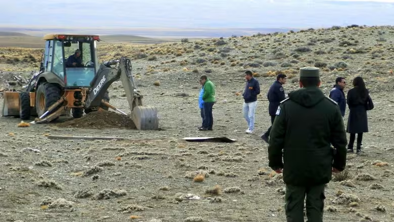 En 2016, con el 70% de la argentina conectada a internet y usando whatsapp, facebook, twitter y youtube le hicieron creer a mucha gente que Cristina tenía plata enterrada en el sur y la iban a encontrar con excavadoras

Imaginen en 1955 con telégrafo y radio lo que inventaron