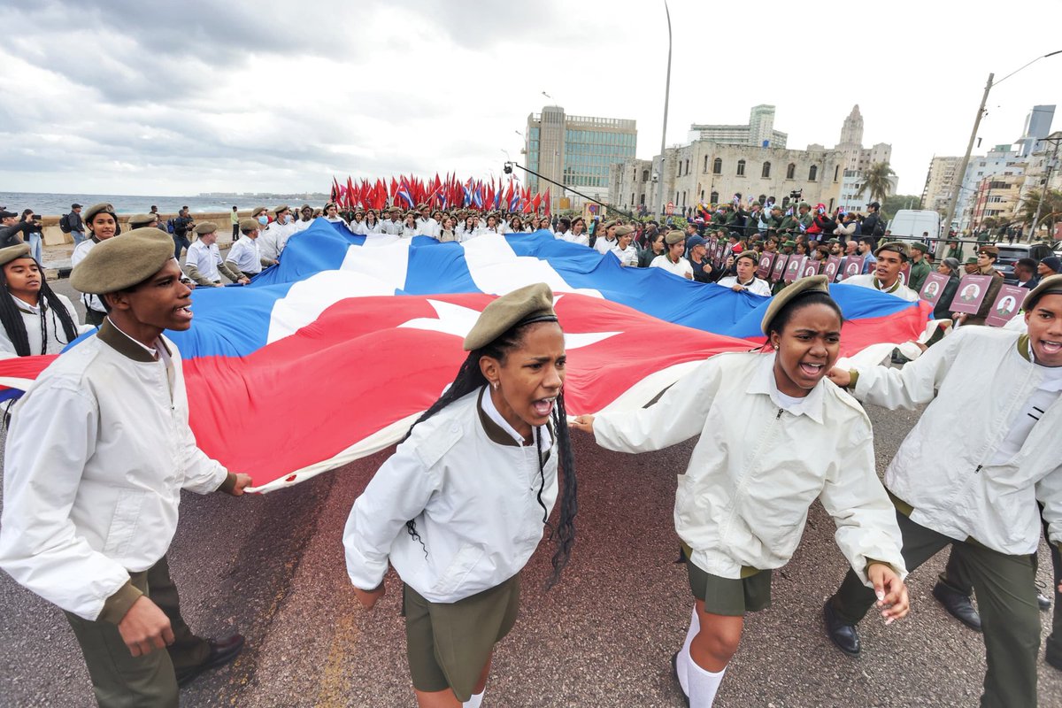 Hemos vivido jornadas de sentido tributo a nuestros héroes, de marcha combatiente, de honor y gloria a la altura del coraje de los 32 compañeros y del pueblo cubano.

El mensaje ha sido claro:
"Por esta libertad/bella como la vida/
habrá que darlo todo...".

#CubaEstáFirme