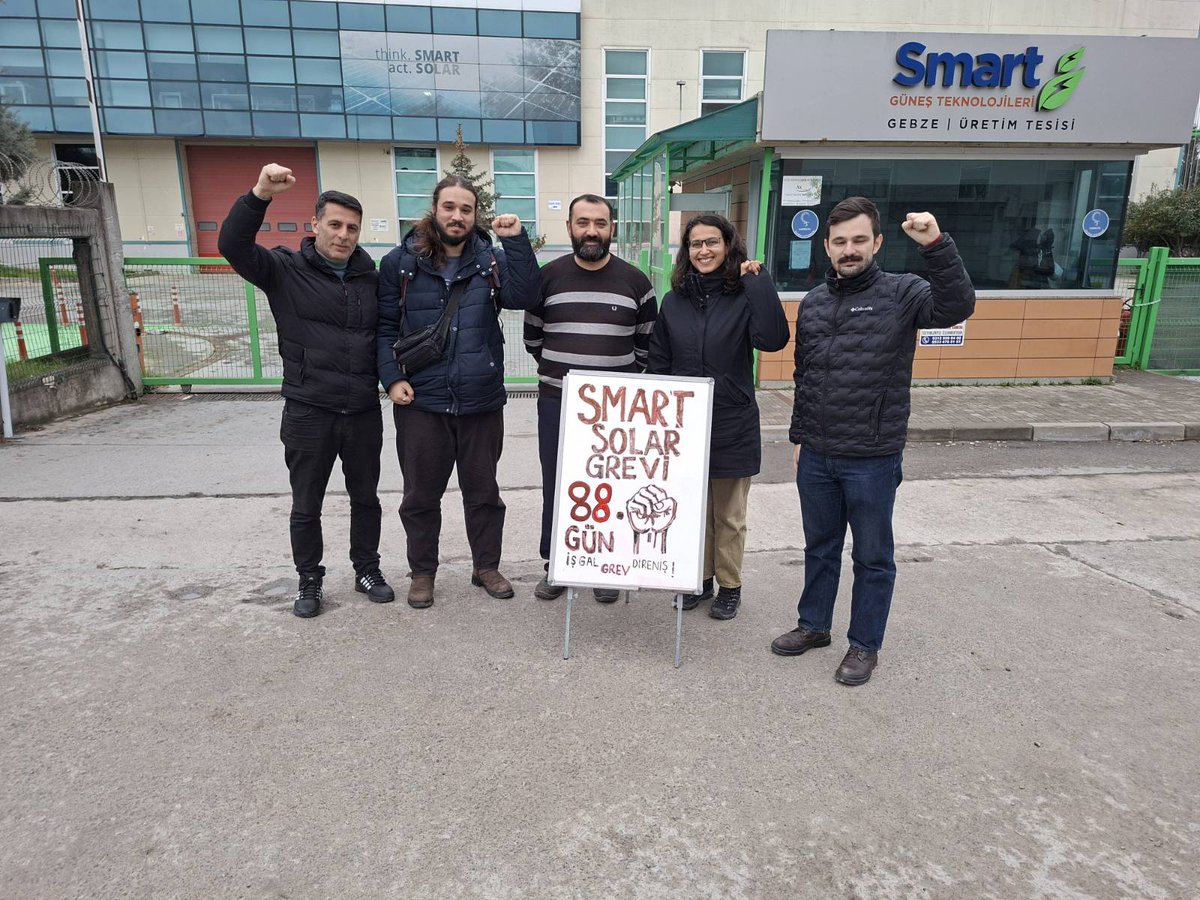 📍Gebze 
Smart Solar işçileri grevinin 88. gününde kararlılıkla ve azimleriyle işçi sınıfı kavgasına güç katıyor.
Birlikte Direneceğiz, Birlikte Kazanacağız.
#SmartSolar