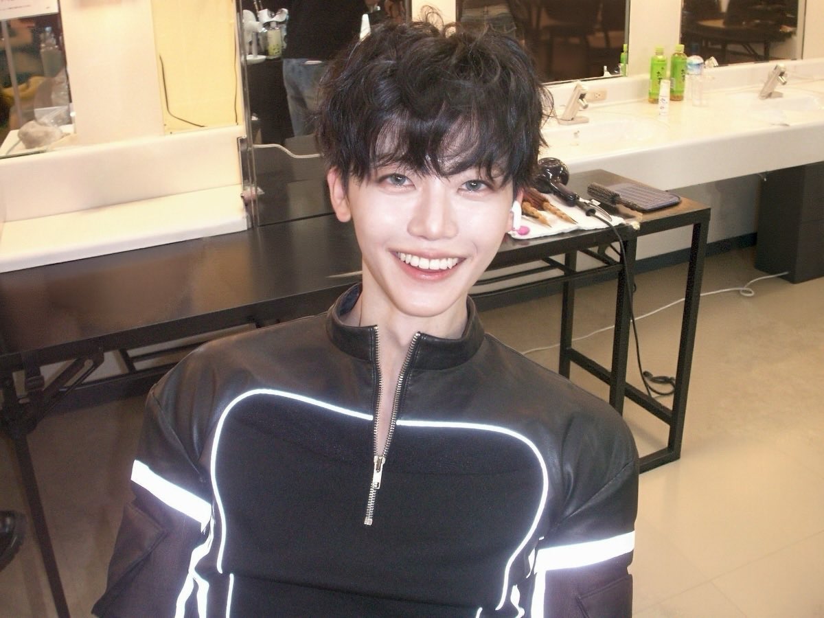 najaeispua's tweet image. ถ่ายหน้านิ่ง ๆ ก็หล่ออยู่แล้วพอเปิดโหมดยิ้มหวานเท่านั้นแหละ 😭😭😭 แพ้้้มากกกสิ่งที่ได้ไปต่อในปี2026 ก็คือการแพ้ยิ้มหวานแจมิน สิ่งนี้ตลอดไปนะ รักยิ้มหวาน