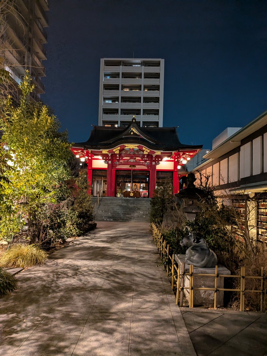 DaiKurobuchi's tweet image. 今日は自転車仲間と初詣に一緒に行く企画でした。コアメンバーなら、やはり新年の挨拶と顔合わせをするべきかなと思い、行ってきました。総本山になっている鳩森神社や豊川稲荷に行った折にはジーンと感動しました。日頃から様々なご支援、ありがとうございます。今年もよろしくお願いします。