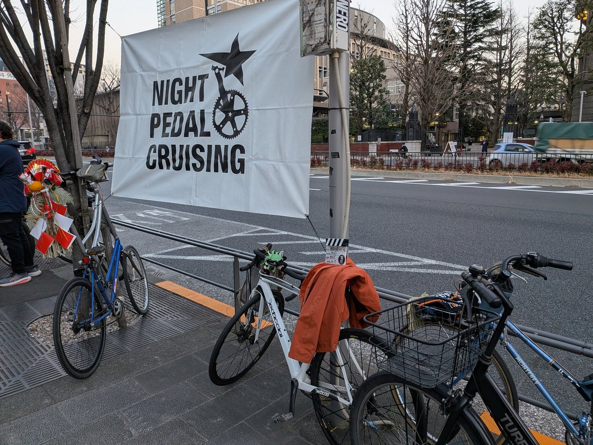 DaiKurobuchi's tweet image. 今日は自転車仲間と初詣に一緒に行く企画でした。コアメンバーなら、やはり新年の挨拶と顔合わせをするべきかなと思い、行ってきました。総本山になっている鳩森神社や豊川稲荷に行った折にはジーンと感動しました。日頃から様々なご支援、ありがとうございます。今年もよろしくお願いします。