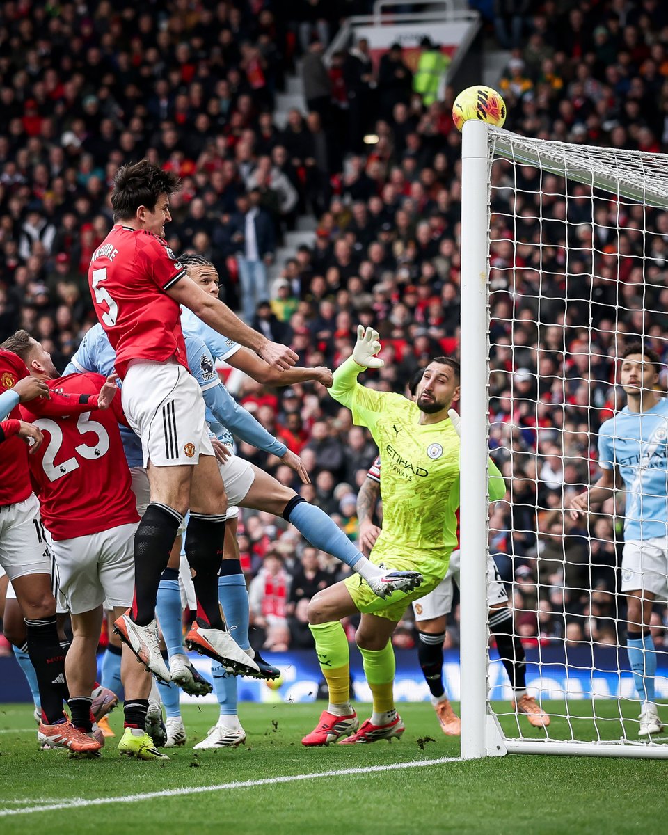 brfootball's tweet photo. Harry Maguire was *this* close to giving Man Utd the early lead 😲 https://t.co/a5EpY3IyvI