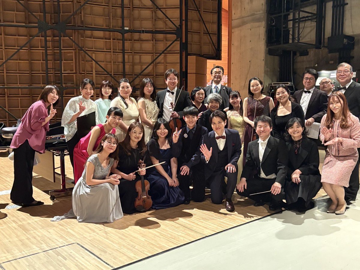 torukaku's tweet photo. 2026年1月17日(土)
第3回 #アルモニア管弦楽団 
〜こどものためのコンサート〜

初めての佐賀市文化会館での演奏。
歌いながら間近に感じる、子供たちの生き生きした目。佐賀の子供たちに元気もらいました。
そしてアルモニアの皆さま、舞台上でも外でも笑顔に溢れていて本当に素敵なオケでした！ https://t.co/whVceOJgAG