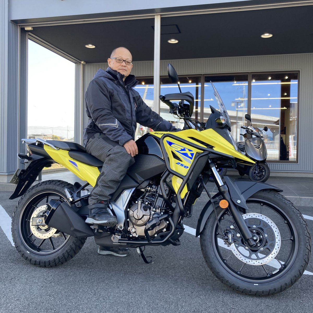 color1_aks's tweet image. 編集長M様にVストローム250SXを納車しました！
M様にとっては初スズキ車となるこの1台。気に入ってもらえると嬉しいな😆
#COLOR1 
#スズキバイク
#Vストローム250SX 
#納車記念