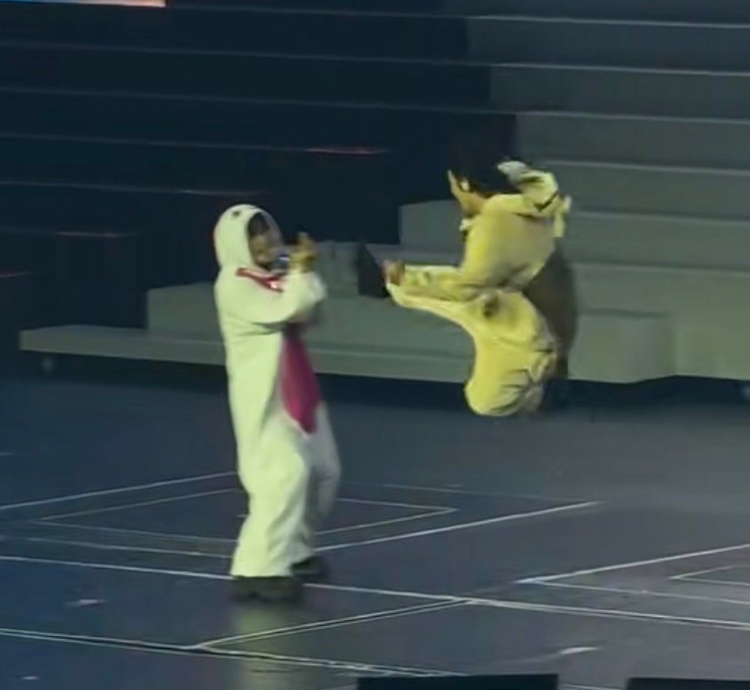 ELFShani's tweet image. ELF: No entiendo por qué nuestro bebito solo pasa con su espalda adolorida. 
El bebito: 

#Donghae