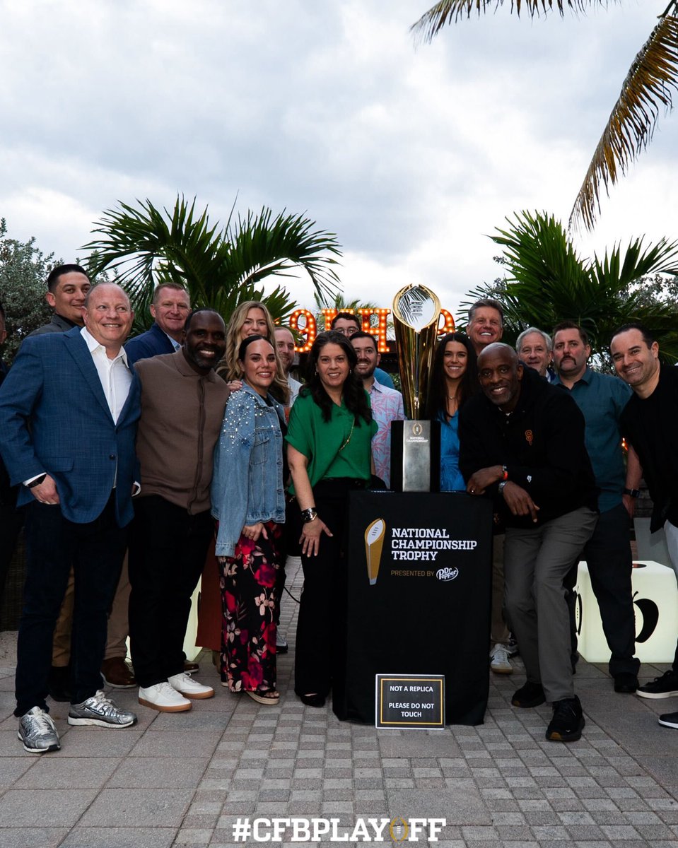 CFBPlayoff's tweet photo. Celebrating great teachers👏
#CFBPlayoff x #CFPExtraYard https://t.co/iUnlqNUmYm