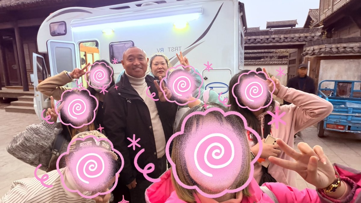 maa_xiaowen's tweet image. คุณลุงรถบ้านน่ารักมาก ใจดีด้วย คุยเล่นกับสาวดาวระหว่างที่รอแพท ก่อนกลับเลยขอถ่ายรูปกับลุงซะหน่อย🥰❤️