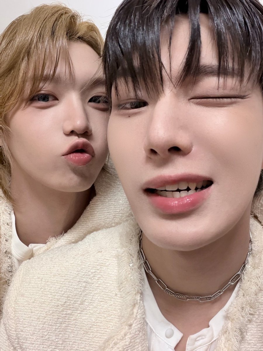 ahofbase's tweet image. [🔔] 260117 AHOF WEVERSE OFFICIAL Update with #SHUAIBO and #STEVEN 

"My Steven hyung, happy birthday! The coolest leader in the world! ❤️ I love you!!!!!!!!"

#장슈아이보 #스티븐 
#AHOF #아홉
@AHOF_official