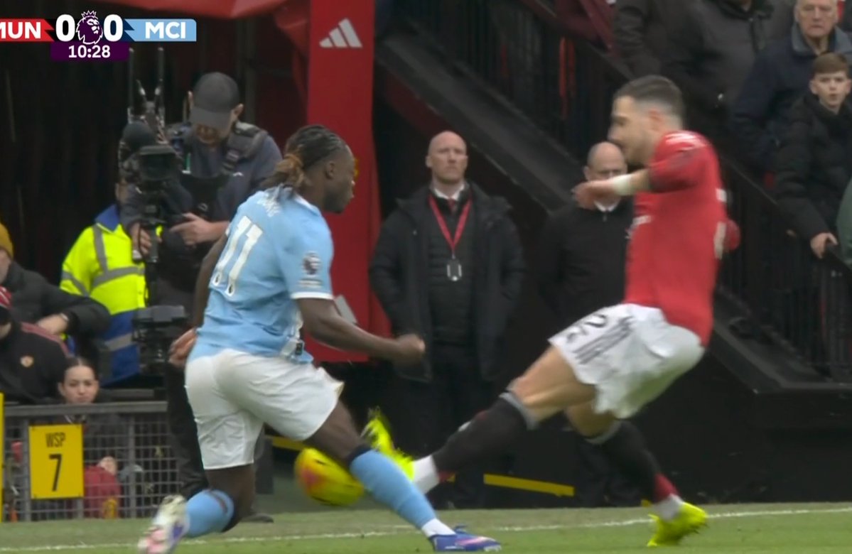 TouchlineX's tweet image. 📸 - MAN CITY PLAYERS WANT A RED CARD FOR DALOT!